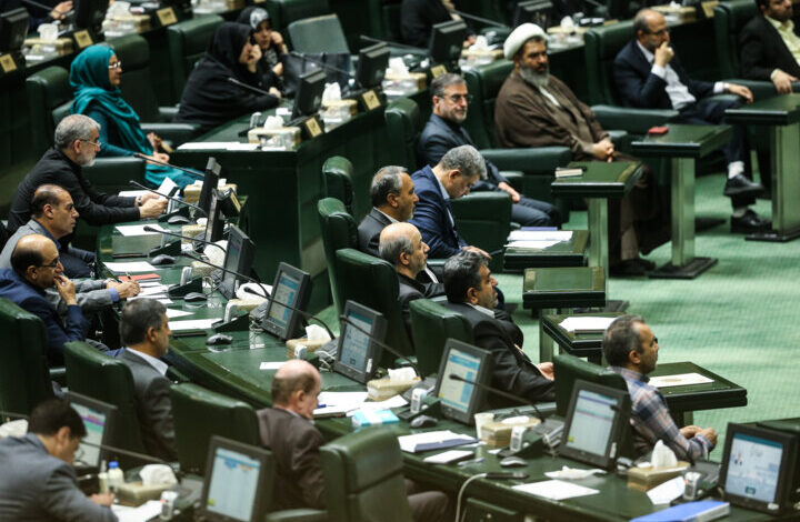 حقوق کارکنان دولت در سال آینده ۲۰ درصد افزایش مییابد
