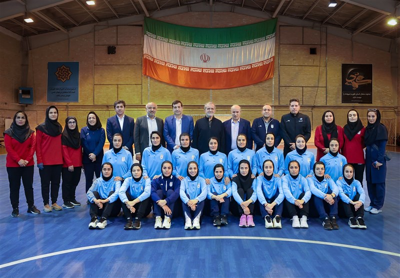 حضور پزشکیان در اردوی تیم ملی فوتسال بانوان