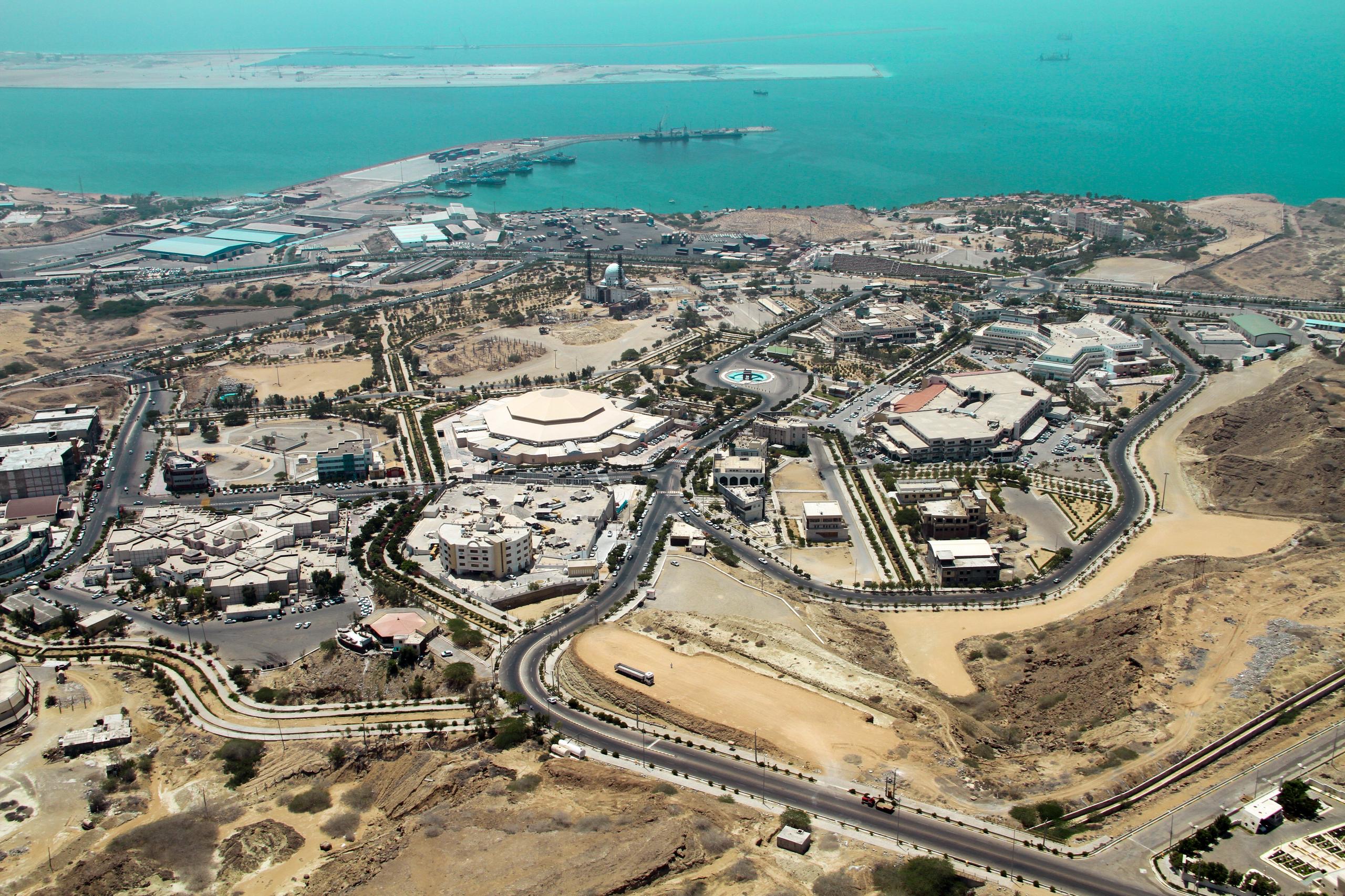 تحقق وعده مسرور به رئیس جمهور با حل مشکل 7 ساله فعالان اقتصادی در چابهار